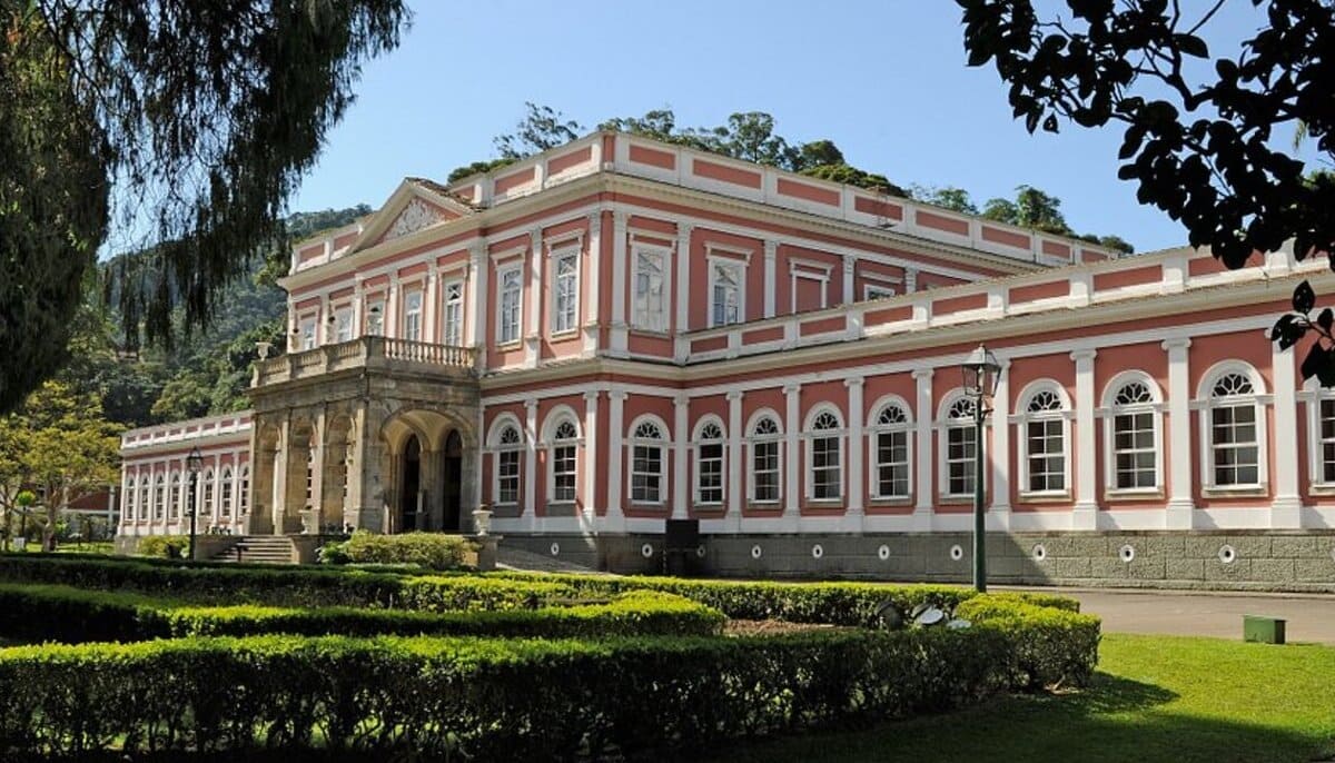 Descubra Petrópolis RJ: O Charme Imperial e a Natureza de tirar o Fôlego te Esperam!